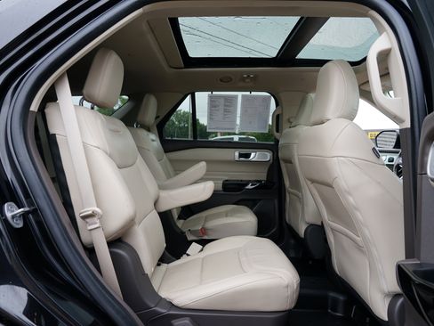 Used 2022 Ford Explorer Platinum image 32