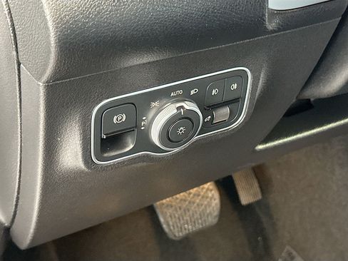 Used 2024 Mercedes-Benz GLB 250 image 10