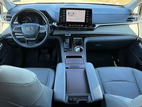 Used 2024 Toyota Sienna XLE image 10