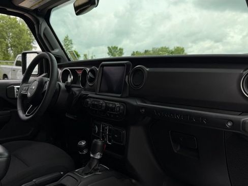 Used 2023 Jeep Wrangler Unlimited Sport AWD/4WD image 11