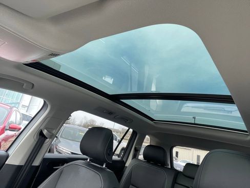 Used 2023 Volkswagen Tiguan SE w/ Panoramic Sunroof Package image 25