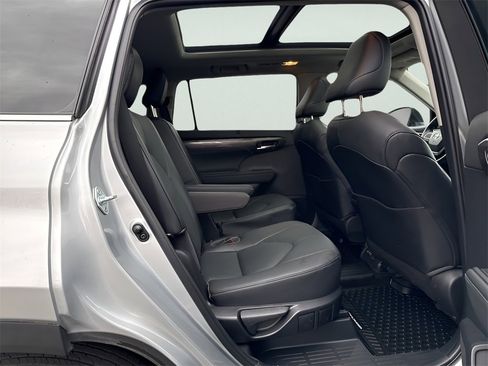 Used 2023 Toyota Highlander Limited image 12