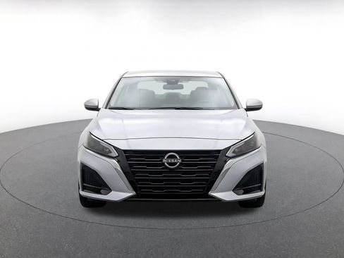 Used 2025 Nissan Altima 2.5 SV FWD image 2