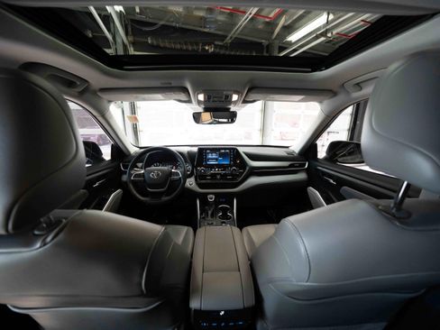 Certified 2022 Toyota Highlander XLE image 20