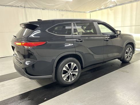 Used 2023 Toyota Highlander XLE AWD/4WD image 2