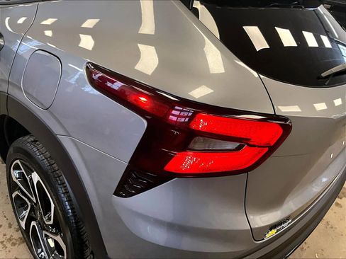 Used 2024 Chevrolet Trax RS w/ Sunroof Package image 34