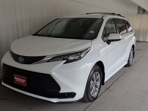 Used 2025 Toyota Sienna LE AWD/4WD image 22