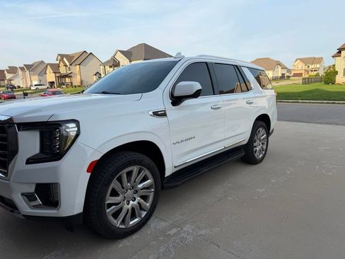Used 2021 GMC Yukon SLT w/ Rear Media and Nav Package AWD/4WD image 3
