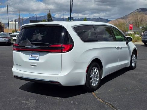 Used 2023 Chrysler Pacifica Touring-L FWD image 3