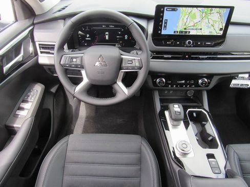 New 2025 Mitsubishi Outlander SE image 11