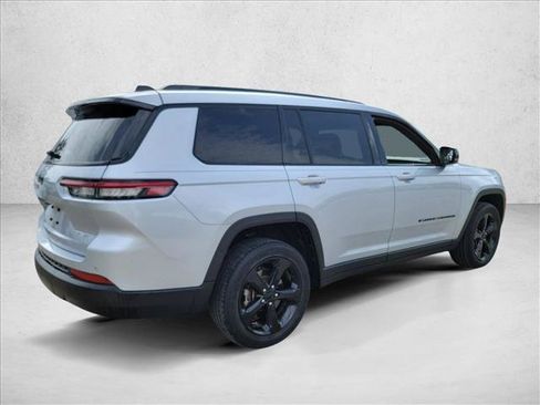 Used 2023 Jeep Grand Cherokee L Laredo RWD image 5