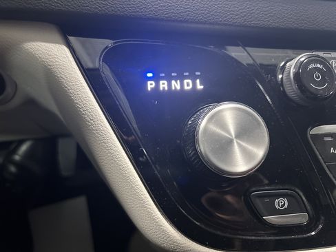 Used 2024 Chrysler Pacifica Touring-L image 22