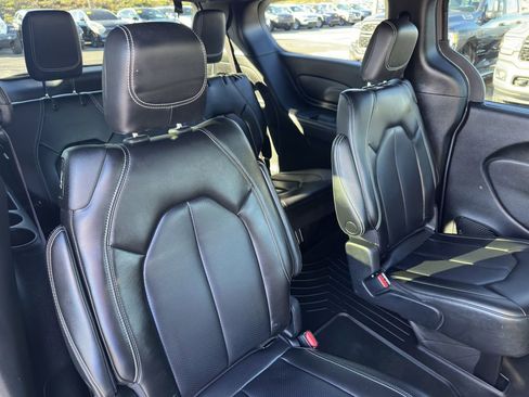 Used 2023 Chrysler Pacifica Touring-L w/ S Appearance Package image 33