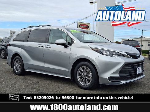 Used 2024 Toyota Sienna LE image 1