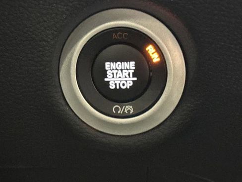 Certified 2025 Chrysler Pacifica Limited image 23