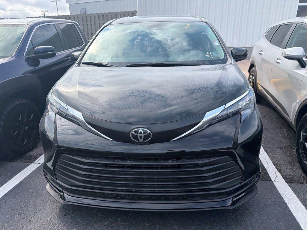 Used 2026 Toyota Sienna LE FWD image 2
