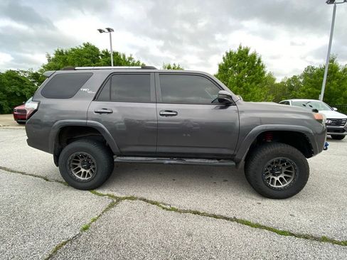 Used 2018 Toyota 4Runner TRD Off-Road AWD/4WD image 8