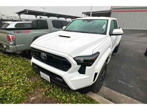 Used 2025 Toyota Tacoma TRD Sport w/ TRD Sport Upgrade Package AWD/4WD image 3