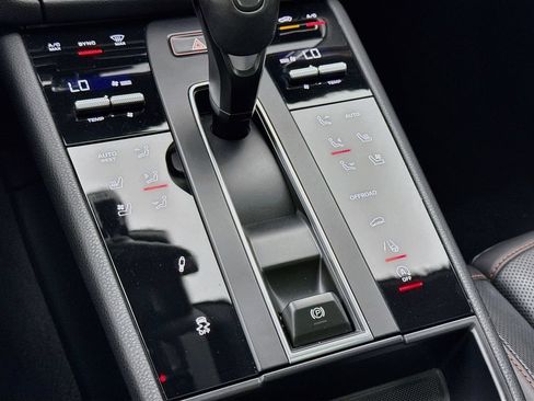 Certified 2023 Porsche Macan Turbo AWD/4WD image 21