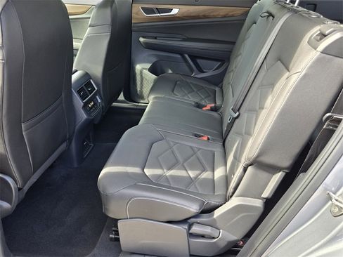 Certified 2025 Volkswagen Atlas SE w/ Panoramic Sunroof Package image 11