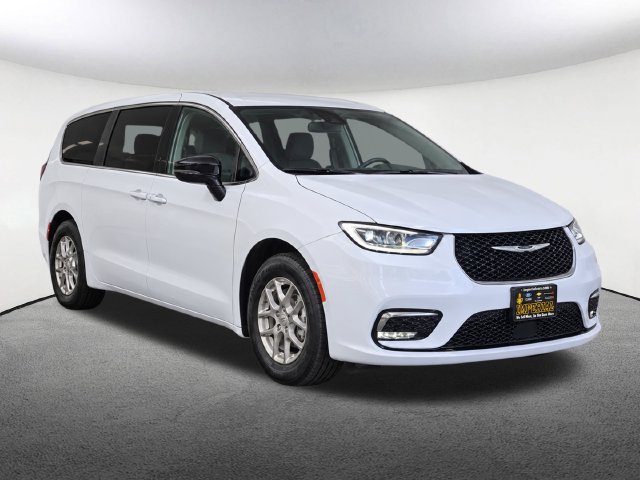 Used 2026 Chrysler Pacifica Select FWD image 2