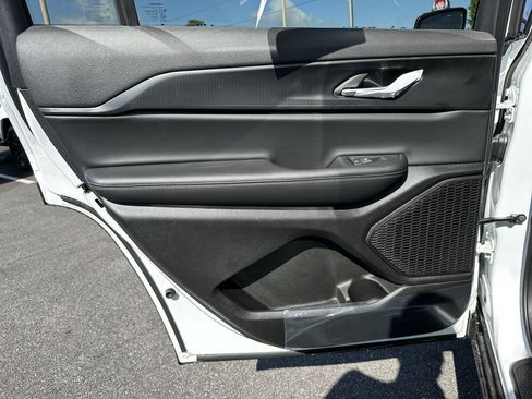 New 2025 Jeep Grand Cherokee L Laredo image 23
