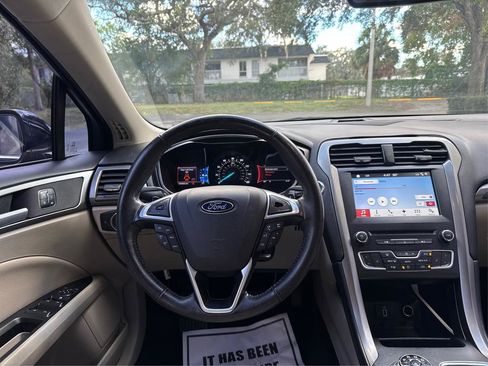 Used 2017 Ford Fusion SE w/ Fusion SE Technology Package image 12