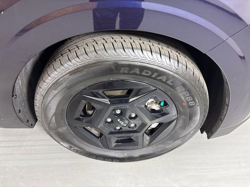 Used 2025 Kia Carnival image 11