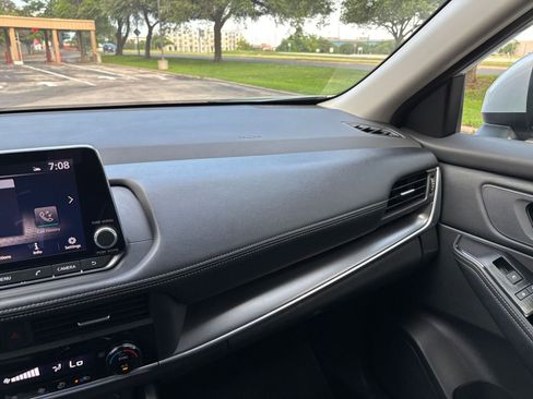Used 2025 Nissan Rogue SV FWD image 30