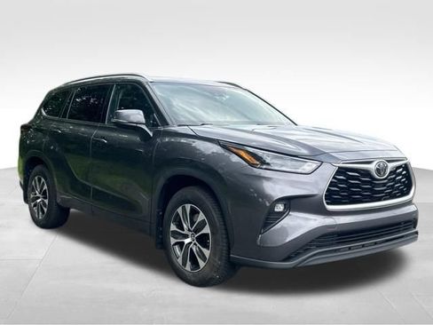Used 2021 Toyota Highlander XLE AWD/4WD image 7