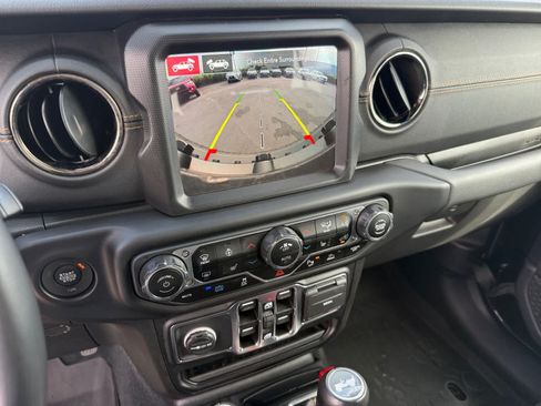 Used 2022 Jeep Wrangler Unlimited Sahara AWD/4WD image 19