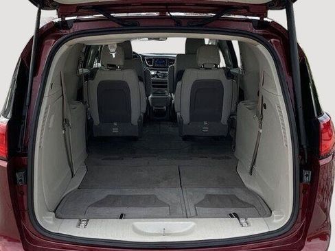Used 2020 Chrysler Pacifica Touring-L FWD image 6