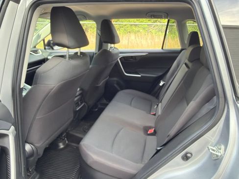 Used 2021 Toyota RAV4 LE AWD/4WD image 17