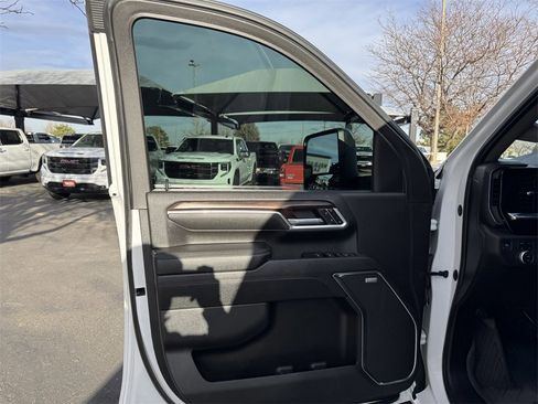 Used 2024 GMC Sierra 2500 SLT w/ SLT Premium Package image 6