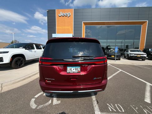 Used 2023 Chrysler Pacifica Touring-L FWD image 5