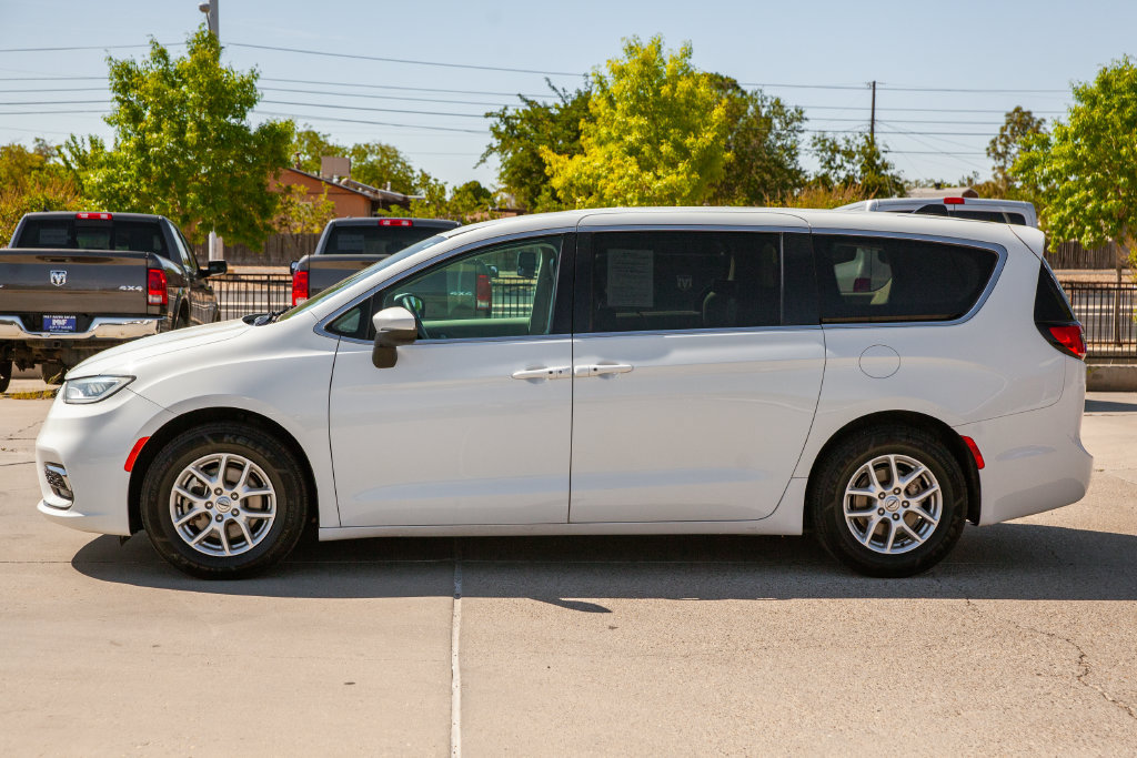 Used 2023 Chrysler Pacifica Touring-L FWD image 8