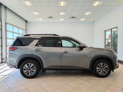 Used 2025 Nissan Pathfinder SV AWD/4WD image 2