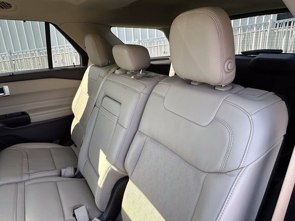 Used 2020 Ford Explorer Platinum w/ Premium Technology Package AWD/4WD image 49