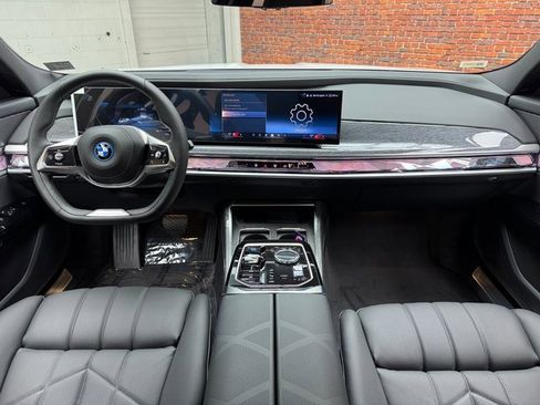 Used 2025 BMW i7 eDrive50 w/ Premium Package image 12
