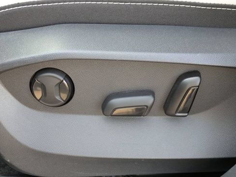 Certified 2025 Volkswagen Taos SE FWD image 20