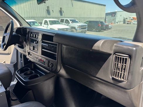 Used 2015 Chevrolet Express 2500 RWD image 26