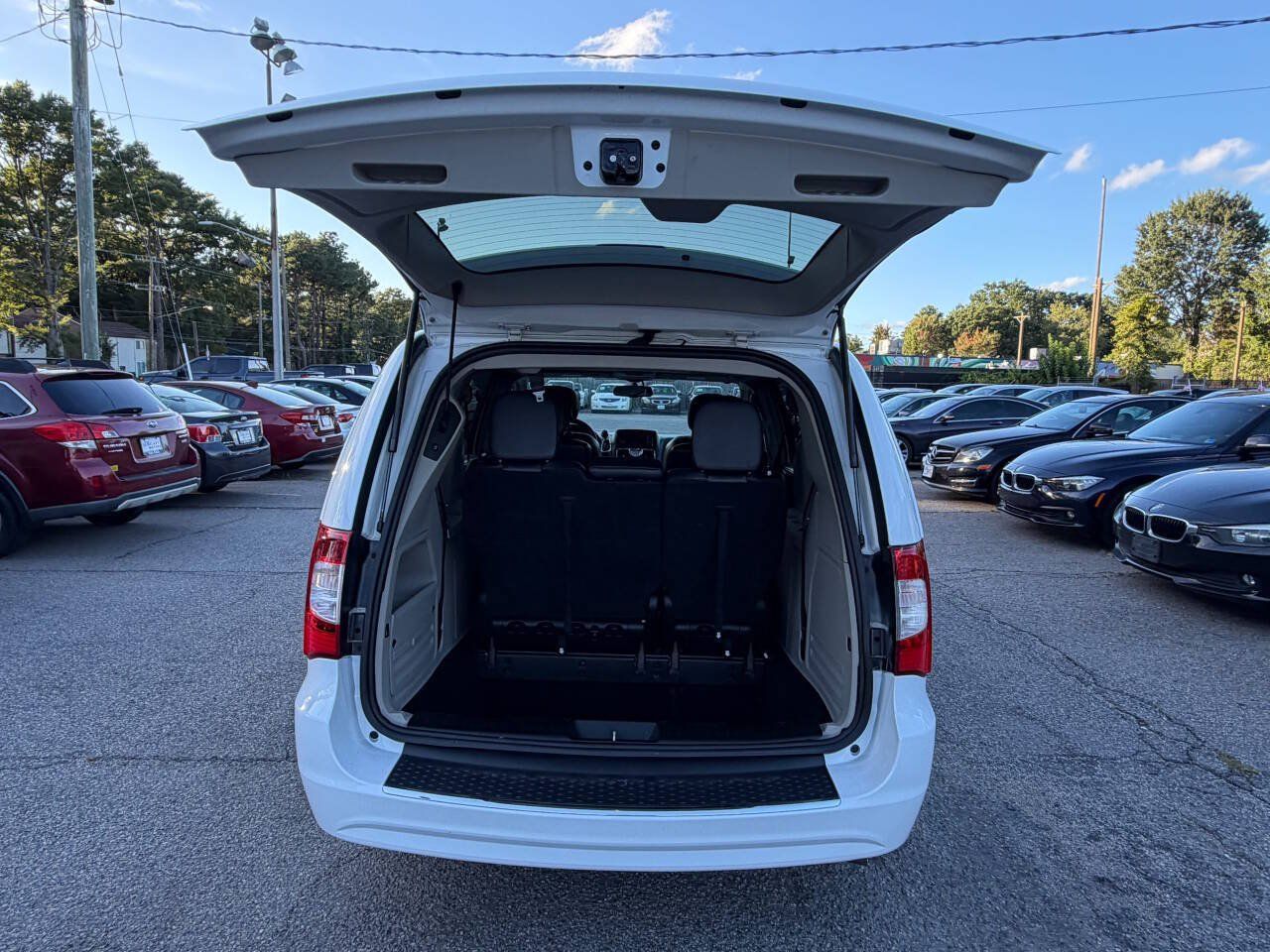 Used 2016 Chrysler Town & Country Touring FWD image 16
