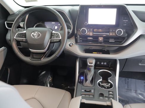 Used 2025 Toyota Highlander XLE AWD/4WD image 2
