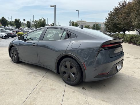 Used 2025 Toyota Prius LE FWD image 7