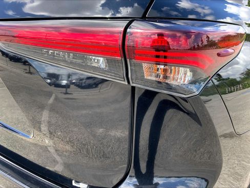 Used 2025 Toyota Highlander LE FWD image 30