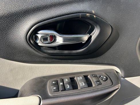Used 2021 Jeep Cherokee Latitude Plus FWD image 48