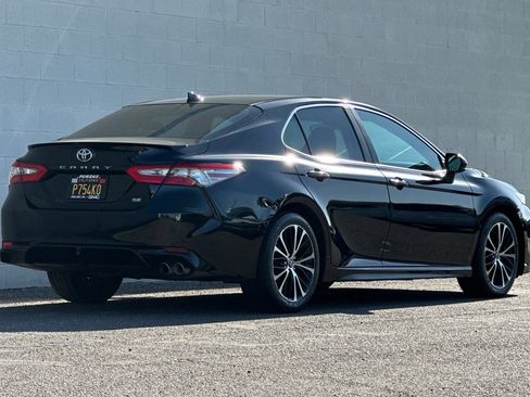 Used 2019 Toyota Camry SE FWD image 4