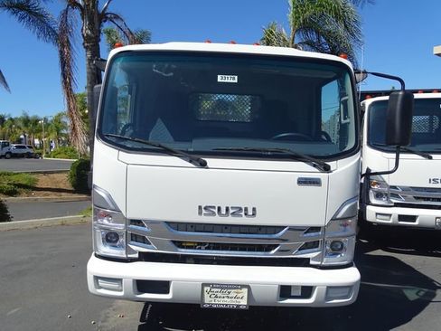 Used 2023 Isuzu NPR image 3