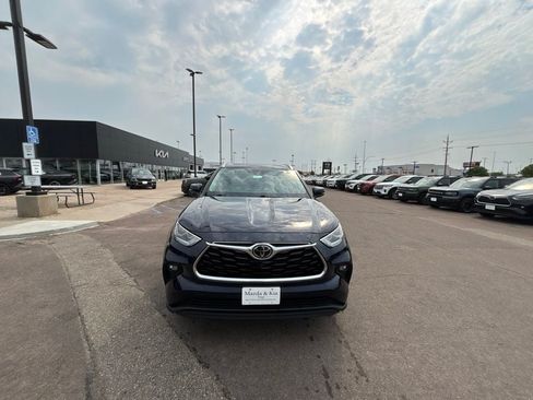 Used 2020 Toyota Highlander Limited AWD/4WD image 2