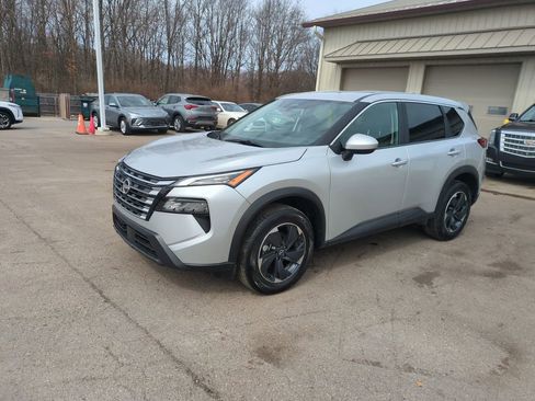 Used 2025 Nissan Rogue SV image 4